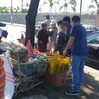 En la avenida José Tamayo, en Guayacanes, tanto en el parterre como calles se instalaron los comerciantes con sacos y cartones de productos.