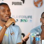 Los exfutbolistas Didier Drogba (i) y Samuel Eto"o (d) dieron a conocer su molestia mediante redes sociales.