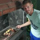 Javier Burrai es amante de los asados, actividad que realiza con frecuencia