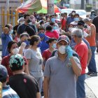 Ciudadanos esperan en el exterior de un camposanto en Guayaquil