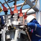 Personal de la Corporación Nacional de Electricidad trabaja en un arreglo.