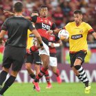 Bruno Piñatares (d) habló con un medio de su país respecto a lo que sucede en Guayaquil.