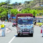 Los camiones son sometidos a constantes controles. Algunos choferes tienen inconvenientes en continuar, aún teniendo salvoconductos.
