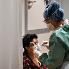 A medical staff examines a patient at the hospital screening unit of the CHU Pellegrin in Bordeaux, southwestern France on March 9, 2020. - The CHU Pellegrin in Bordeaux has opened a screening unit for the novel coronavirus where patients are examined in a box by a team made up of doctors and nurses who take samples, before senidng them the virology laboratory to confirm or not the infection by the novel coronavirus.
With 1,191 recorded cases and 21 deaths, France is the second-worst affected European country after neighbour Italy, which has imposed a sweeping lockdown on the most hard-hit northern regions. (Photo by GEORGES GOBET / AFP)