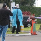 Desolación. Personas con ataúdes de familiares que fallecieron por otras causas también esperaban atención.