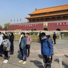 La gente se inclina frente a la Puerta de Tiananmen en Beijing durante un memorial nacional de tres minutos para conmemorar a las personas que murieron en el brote de coronavirus COVID-19, el 4 de abril de 2020. China se detuvo para llorar a los pacientes y al personal médico asesinado por el coronavirus,