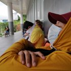 Este es el panorama en varios de los establecimientos de salud públicos o del Seguro Social del país. Las personas con dolencias o sus familiares esperan en los exteriores  para ser atendidos o de una cama para internarse.