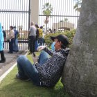 Las filas que se hacen fuera de los cementerios para tener un cupo para un entierro.