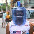 Un residente usando una improvisada mascarillas en Manila, capital de Filipinas.