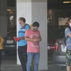 Personas toman sus precauciones al salir de sus casas para comprar víveres.