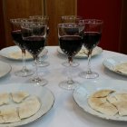 Los símbolos para recordar la muerte de Jesús, el vino y el pan.