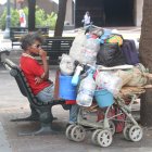 Situación. Personas en situación de calle pernoctan en la plaza Vicente Rocafuerte.