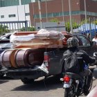 Camionetas llegan cargadas de ataúdes a los exteriores del hospital.