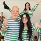 Los exesposos aparecieron en pijama junto a dos de sus hijas y el novio de una de ellas.