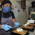 Labor. Eva trabaja en Moro Grill. Ella pudo volver a su lugar de trabajo, aunque en horas limitadas.