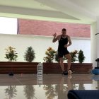 Damián Frascarelli muestra algunos ejercicios que realiza en casa.