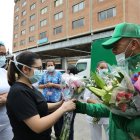COLOMBIA. Un grupo de enfermeras recibieron flores por este día.