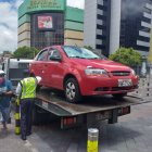 El Municipio de Quito retira los vehículos que incumplen las restricciones de movilidad.