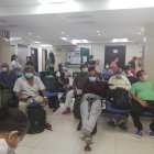 Pese a la insistencia de las autoridades por alejar un cuerpo de otro. En centros de diálisis, aún con riesgo los pacientes se agrupan para recibir su diálisis.