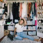 Pruébate toda la ropa que lleva más de un año sin usar y asegúrate de que aún te queda bien. Así también podrás separar la que no necesite.