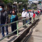 Habitantes del cantón Pedro Carbo madrugan a hacer fila para recibir el beneficio.