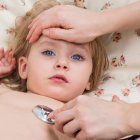 Debes estar pendiente del estado de ánimo del pequeño. Si está decaído pueda que tenga algo más que un simple resfriado.