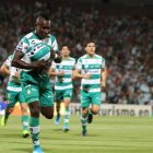 Érick Castillo, hoy en el Santos Laguna, recordó su pasado con la camiseta de Barcelona.