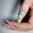 Con una base de esmalte transparente, basta un círculo en color neón y un verde más fuerte hacer pequeños trazos, semejantes a gotas.