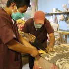 Presos fabrican ataúdes en el centro penitenciario de la ciudad de Ambato.