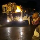 Los vecinos registraron el momento del arribo de cadáveres en un contenedor.