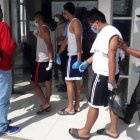 Un policía escolta a la audiencia de cargos, a tres jóvenes que agredieron a agentes del orden en Daule