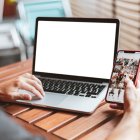 A la hora de trabajar en casa, hay que buscar también posturas cómodas y saludables.