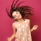 La mayoría de podcasts están disponibles de forma gratuita en plataformas digitales.