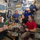 Estación Espacial Internacional. Astronautas celebrando una comida especial.