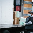 New York (United States), 09/04/2020.- A delivery man delivers wine to a liquor store in Brooklyn, New York, USA, 09 April 2020. 6.6 million Americans filed for unemployment last week, bringing the total to over 17 million. (Estados Unidos, Nueva York) EFE/EPA/Alba Vigaray