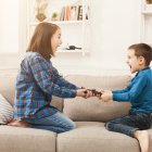 Como jefe del hogar usted debe de actuar como mediador entre sus hijos. Recuerde el diálogo es la clave.