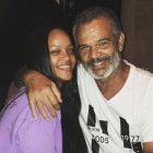 Rihanna junto a su padre,Ronald Fenty, quien se infectó de coronavirus y ella lo ha ayudado con un respirador.