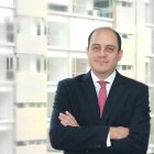 Prado tiene un PhD en Management con énfasis en Competitividad, Lancaster University Management School, Lancaster University. UK Inglaterra