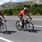 Los ciclistas ecuatorianos Jhonatan Narváez y Richard Carapaz formarán parte de la primera carrera virtual organizada por el Team Ineos.