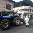 La desinfección y sanitización se realiza con cuatro tractores con aguilones y un turbo atomizador de arrastre.