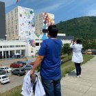 Hecho. El hospital del IESS de Los Ceibos ha sido el primero en recibir el enorme telón lleno de positivismo.