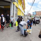 Indumentaria. El uso de mascarillas y guantes es, desde esta semana, obligatorio en todo el país.