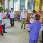 Víctor Zamora (al centro), ministro de Salud de Perú, en un hospital en la ciudad de Iquitos.