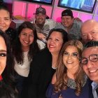 Jéssica (detrás de Flor María Palomeque) junto a un grupo de amigos.