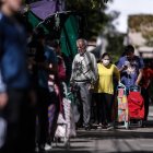 Ciudadanos hacen fila en un supermercado de Buenos Aires, capital de Argentina.