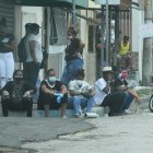 Ciudadanos en Guayaquil toman sus precauciones al usar mascarilla al exterior de un camposanto de la ciudad.
