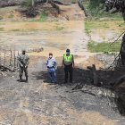 Policías y militares vigilan uno de los sitios de Limones por donde suele ingresar y salir mercadería.