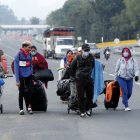 Migrantes venezolanos dejan Bogotá para regresar a Venezuela
Ciudadanos venezolanos regresan a su país este viernes, por el peaje norte de Bogotá (Colombia). EFE/ Mauricio Dueñas Castañeda