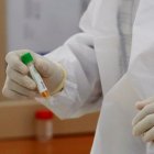 Un miembro del personal trabaja en hisopos de pacientes por posible infección por coronavirus en el laboratorio central de salud en medio de la pandemia de coronavirus, en Sanaa, Yemen, el 11 de abril de 2020, un día después de que se informara el primer caso de coronavirus en Yemen.