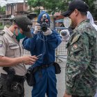 Momento en que efectivos se acercaron a comunicadores en Pascuales.